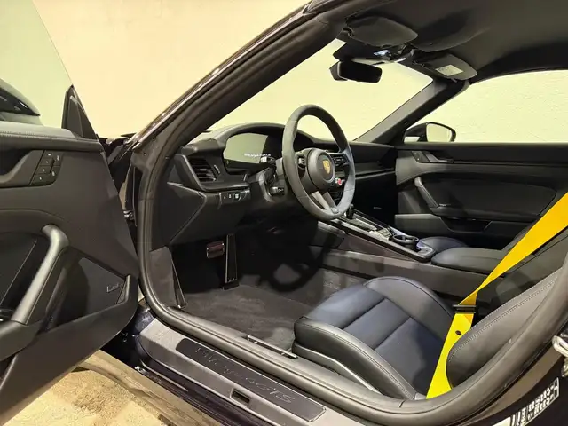 Porsche 911 view 11