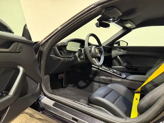Porsche 911 view 8