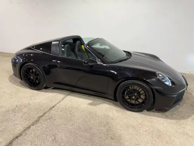 Porsche 911 view 6