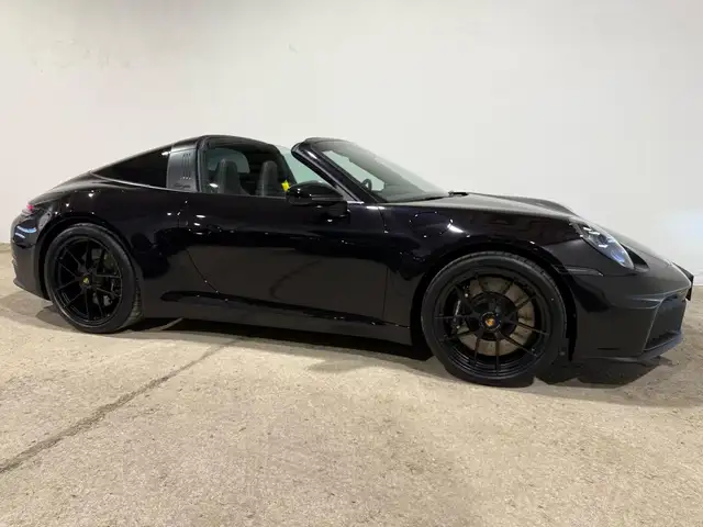 Porsche 911 view 7