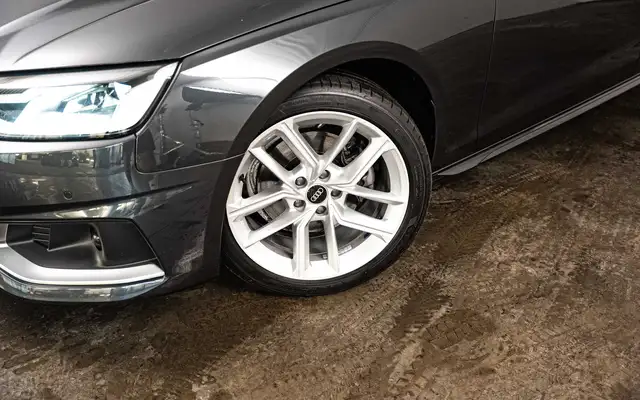 Audi A4 Avant view 5