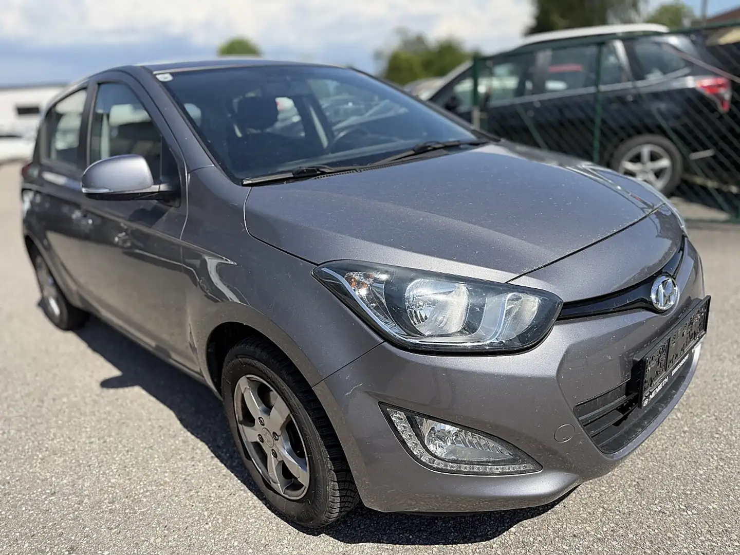 Hyundai i20 1,25 Life UpGrade Grau - 1