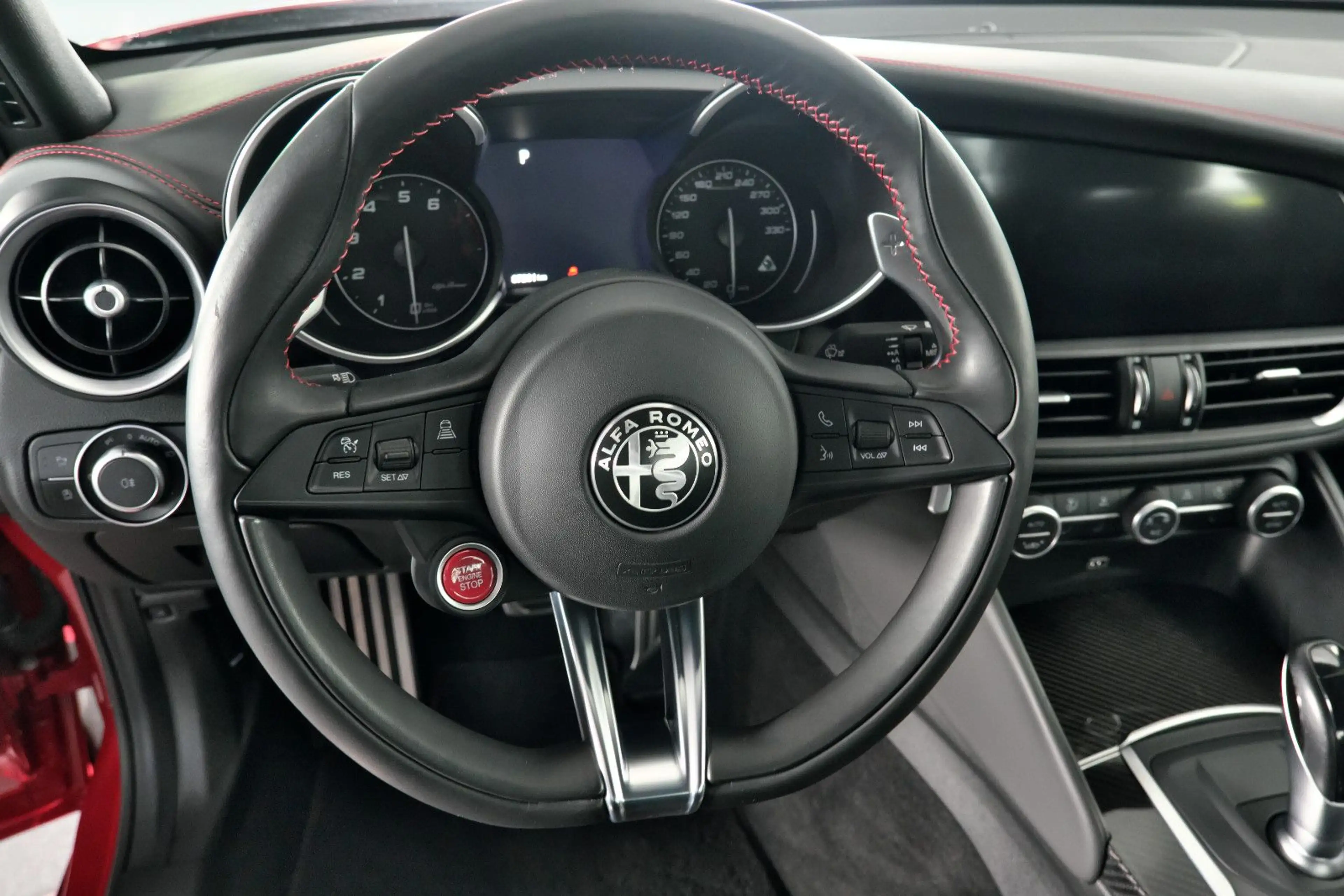 Alfa Romeo Giulia Quadrifoglio Rosso Competizione 1. Hand — photo 25