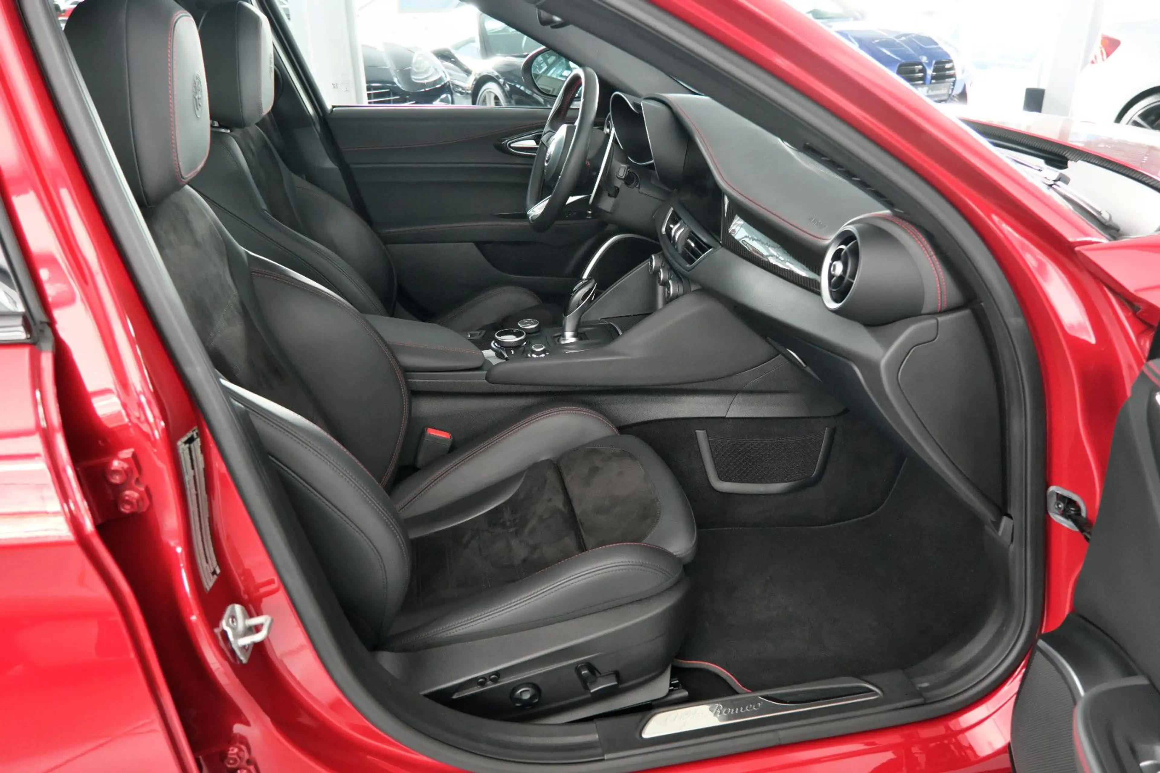 Alfa Romeo Giulia Quadrifoglio Rosso Competizione 1. Hand — photo 15