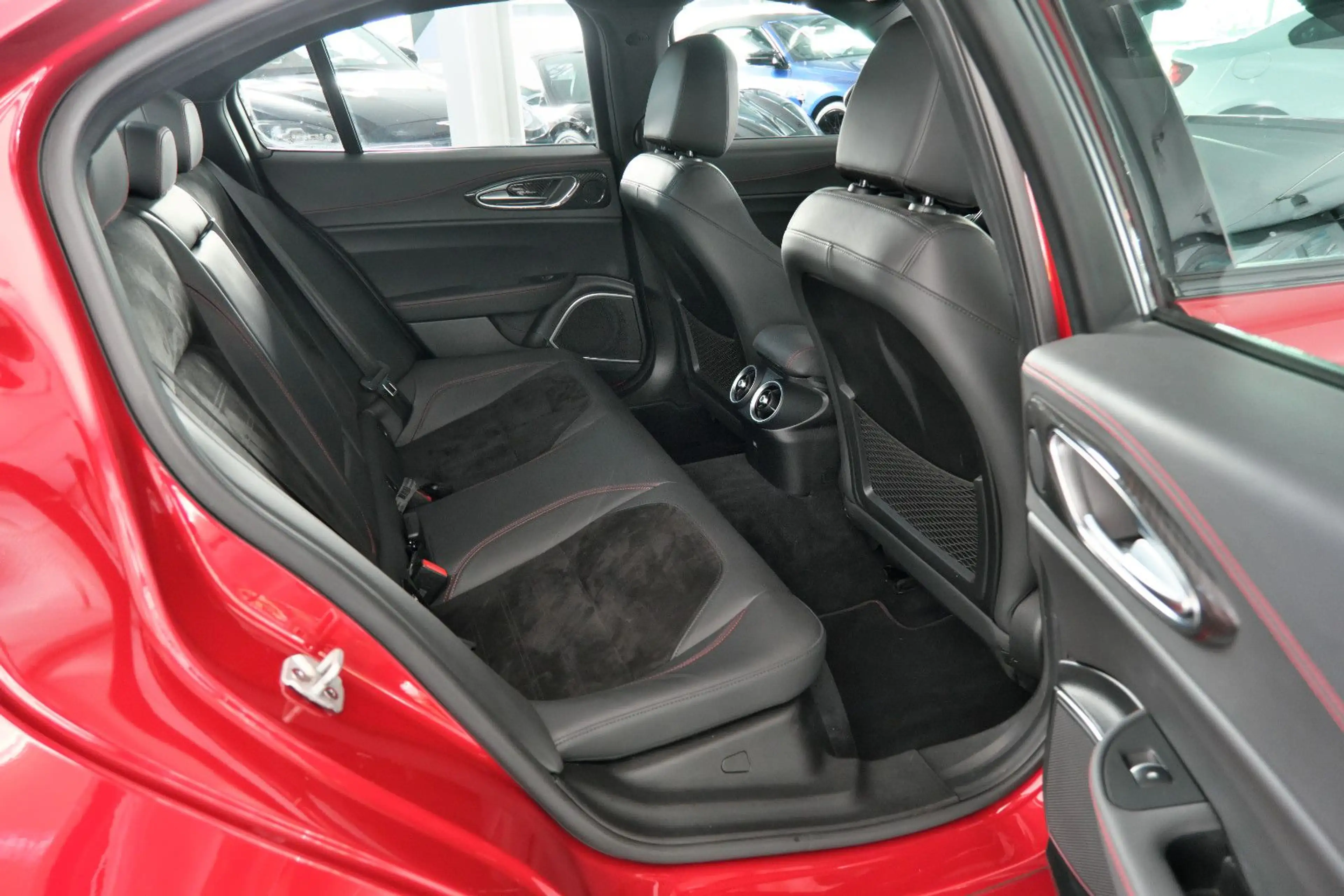 Alfa Romeo Giulia Quadrifoglio Rosso Competizione 1. Hand — photo 19