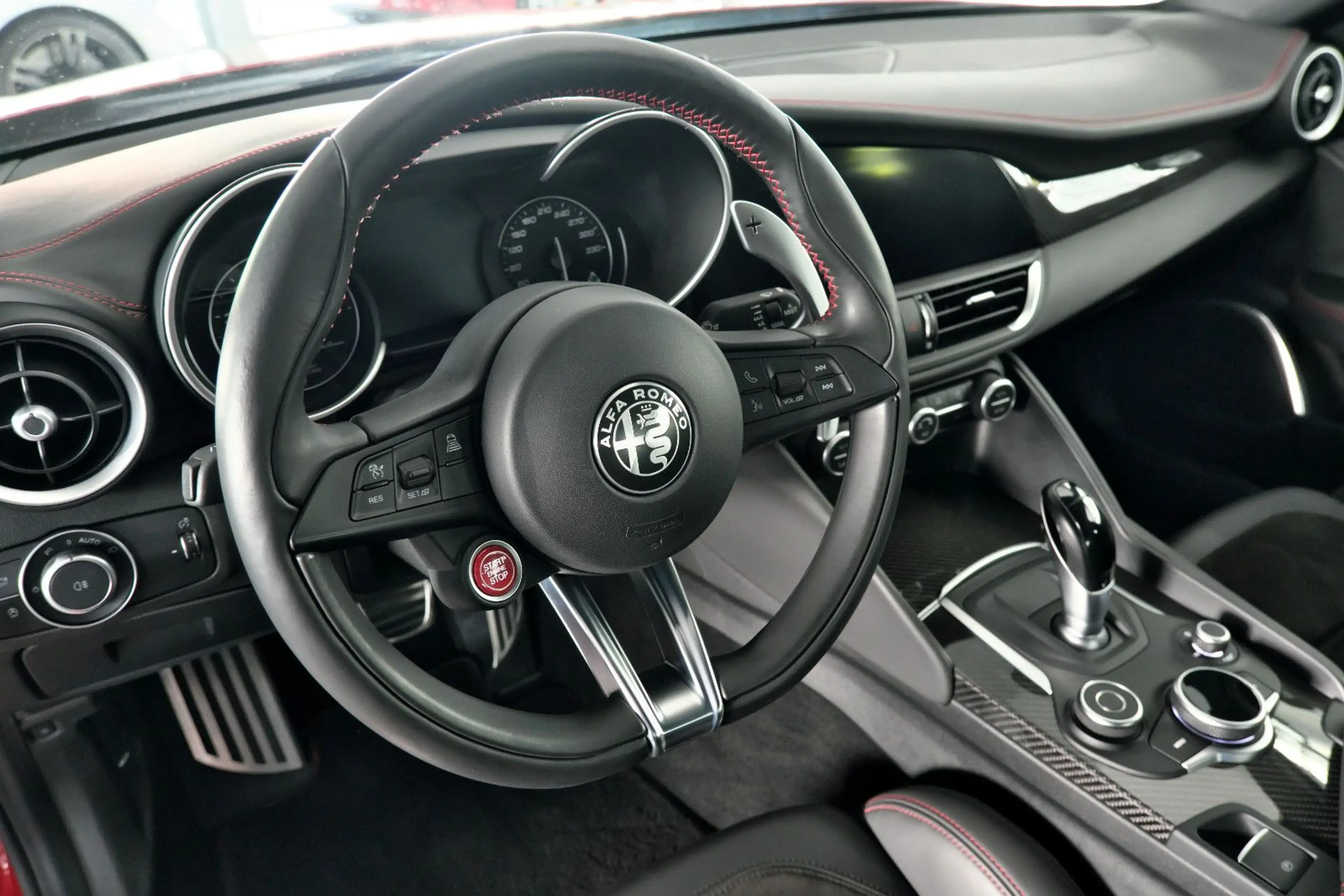 Alfa Romeo Giulia Quadrifoglio Rosso Competizione 1. Hand — photo 12