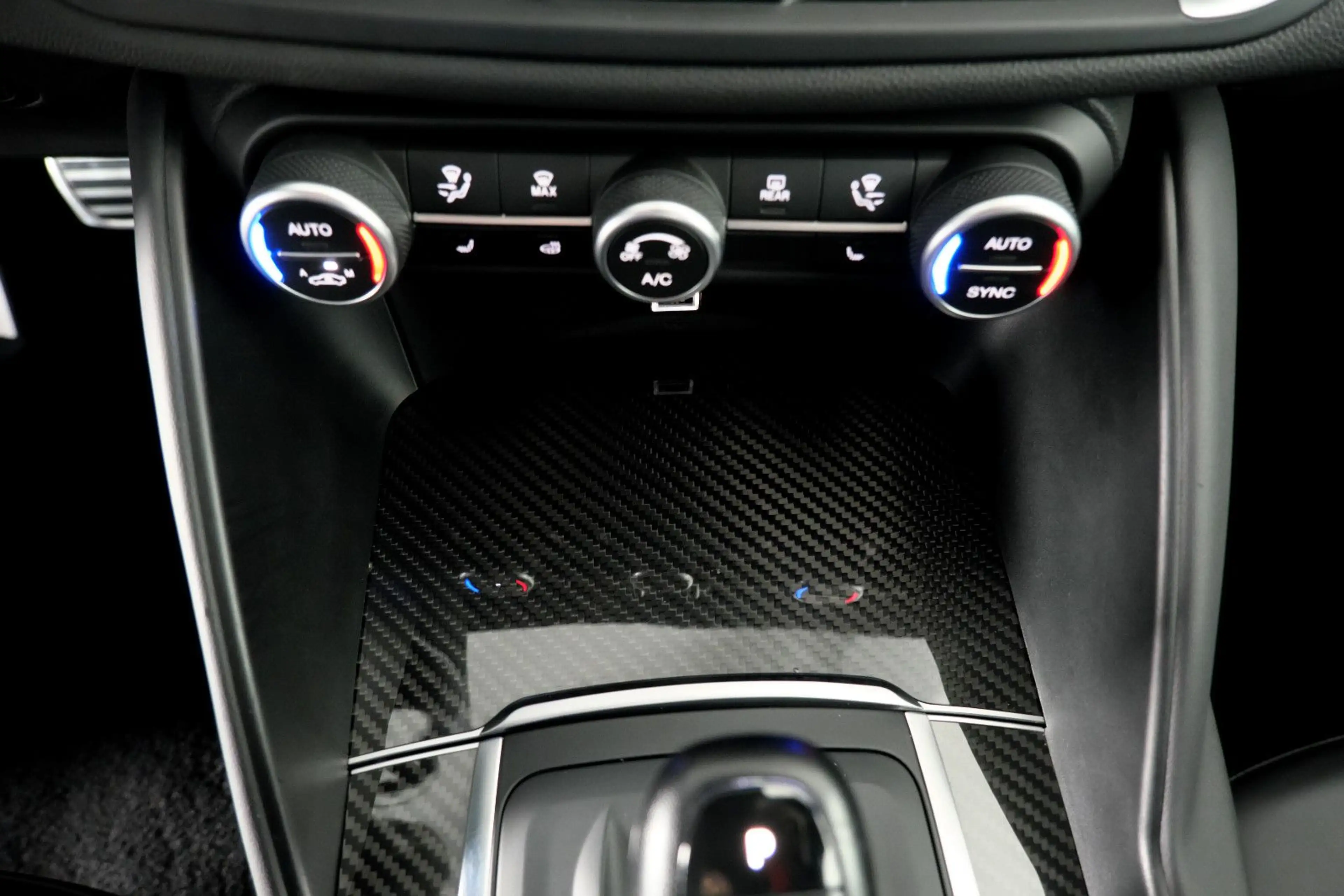 Alfa Romeo Giulia Quadrifoglio Rosso Competizione 1. Hand — photo 17