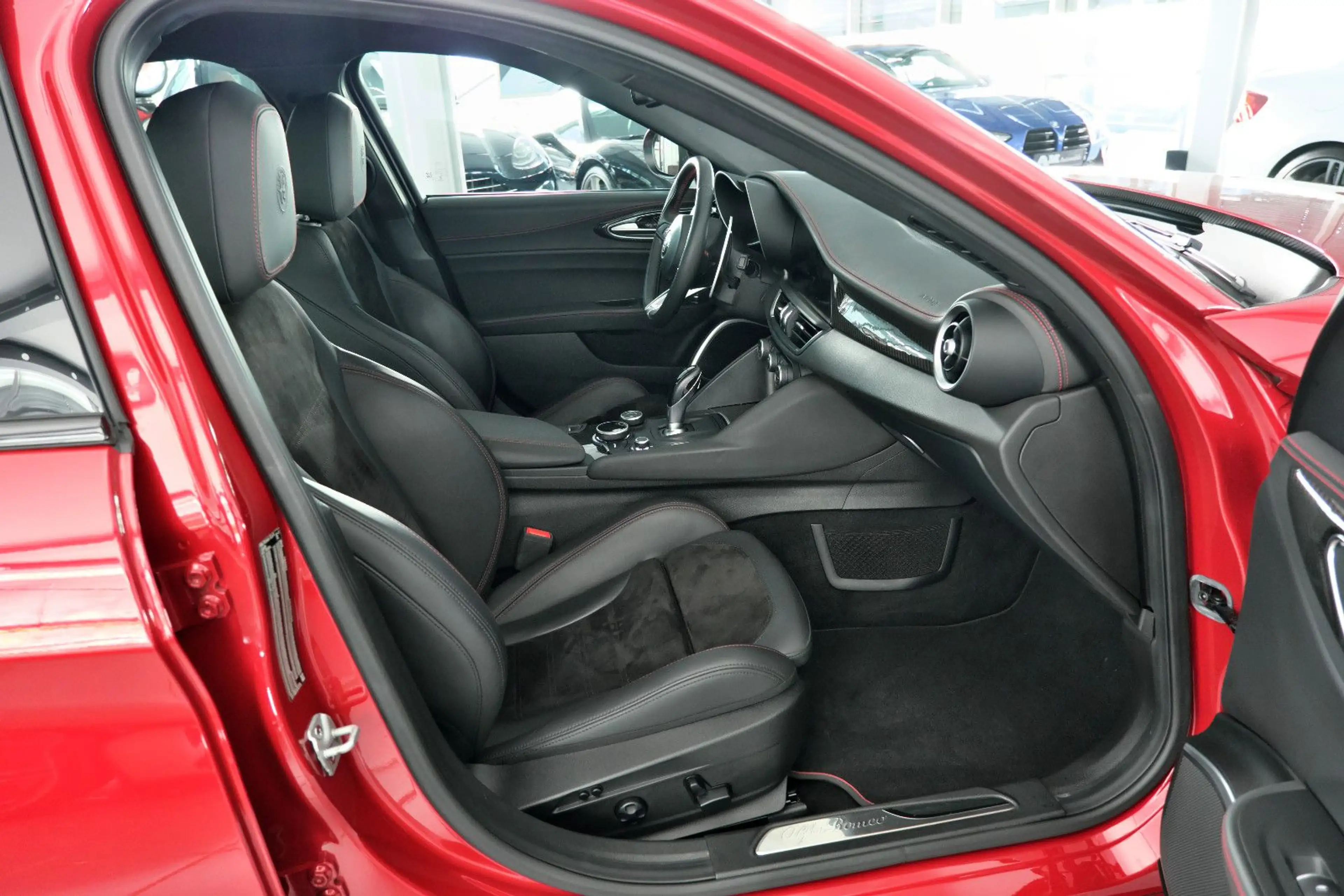 Alfa Romeo Giulia Quadrifoglio Rosso Competizione 1. Hand — photo 21