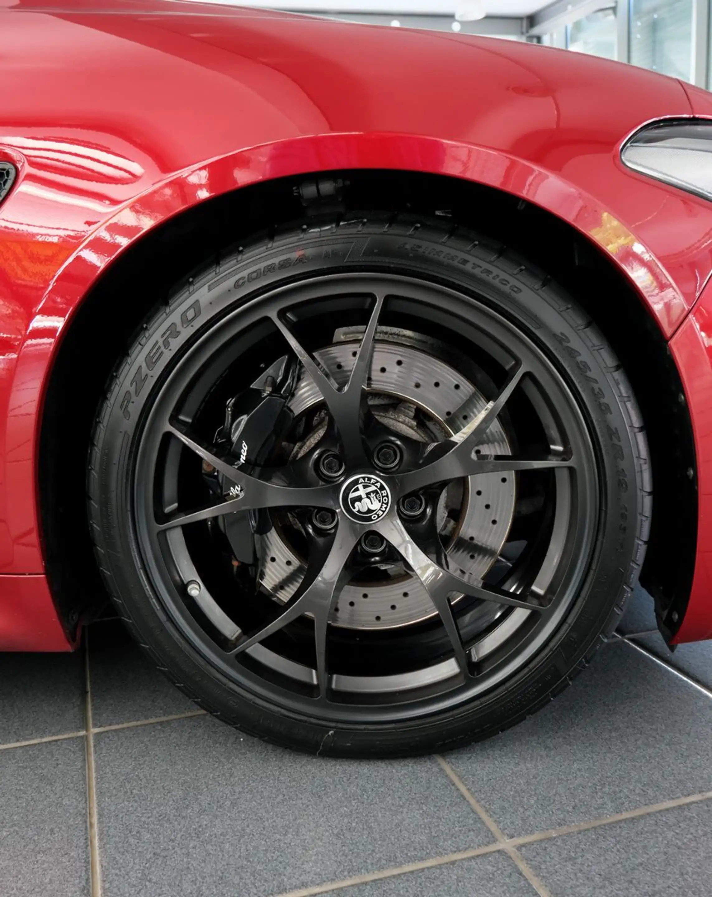 Alfa Romeo Giulia Quadrifoglio Rosso Competizione 1. Hand — photo 11