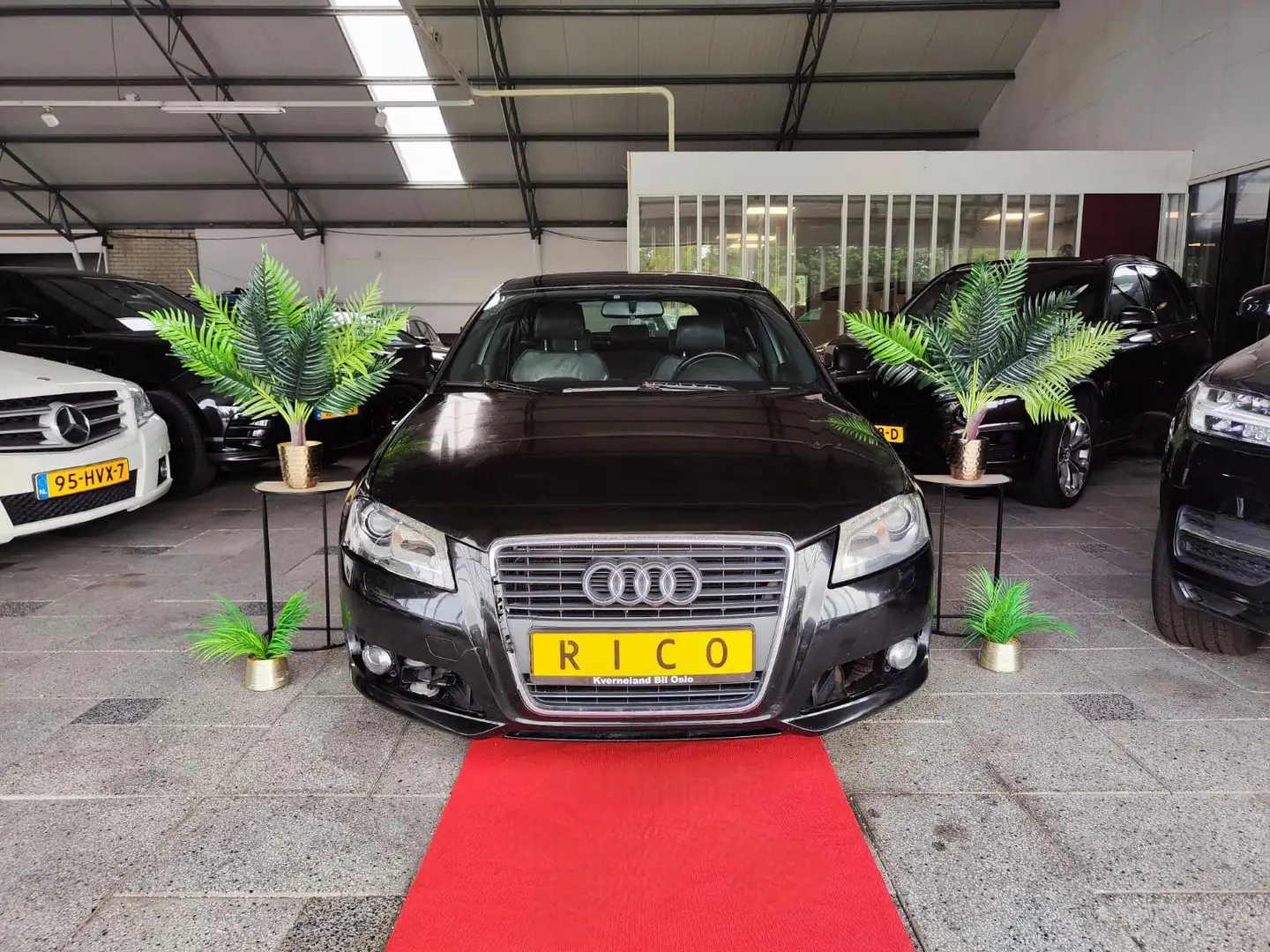Audi A3 Sportback 1.6 TDI S-LINE 2010 FACELIFT Zwart - 1