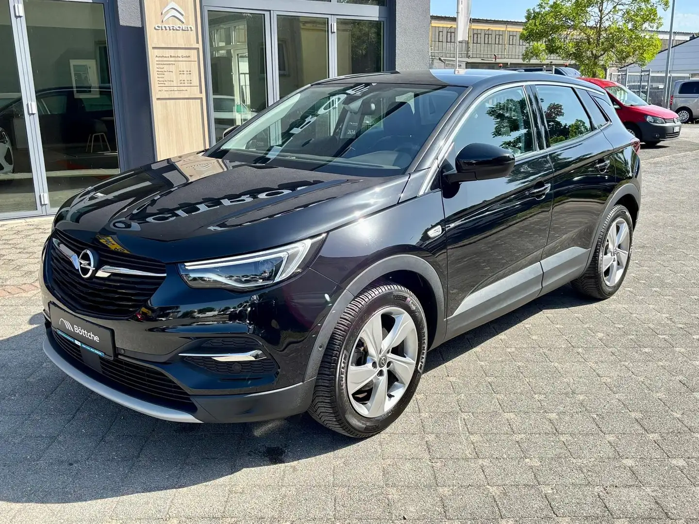 Opel Grandland X 130PT Innovation AT/LED/KLIMAAUT/SITZH/NAVI/KAMERA Schwarz - 2
