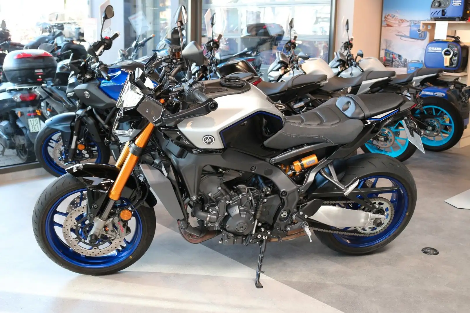 Yamaha MT-09 SP Demo-Fzg. mit viel Zubehör Silber - 1