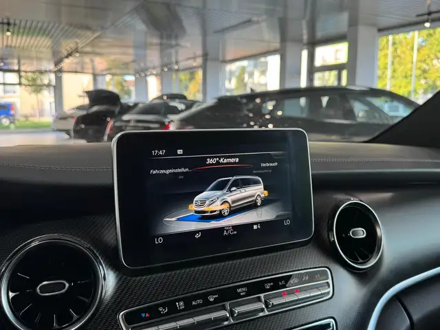 Mercedes-Benz V-Class view 26