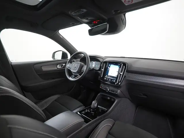 Volvo XC40 view 2