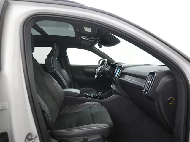 Volvo XC40 view 3