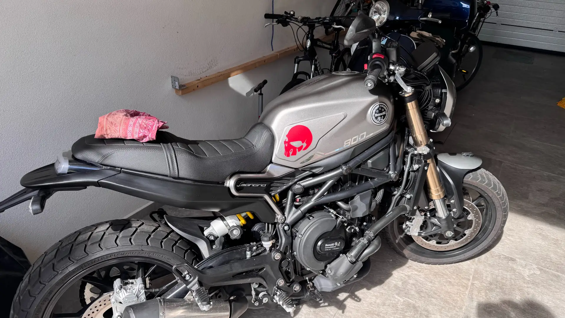 Benelli Leoncino 800 Plateado - 2