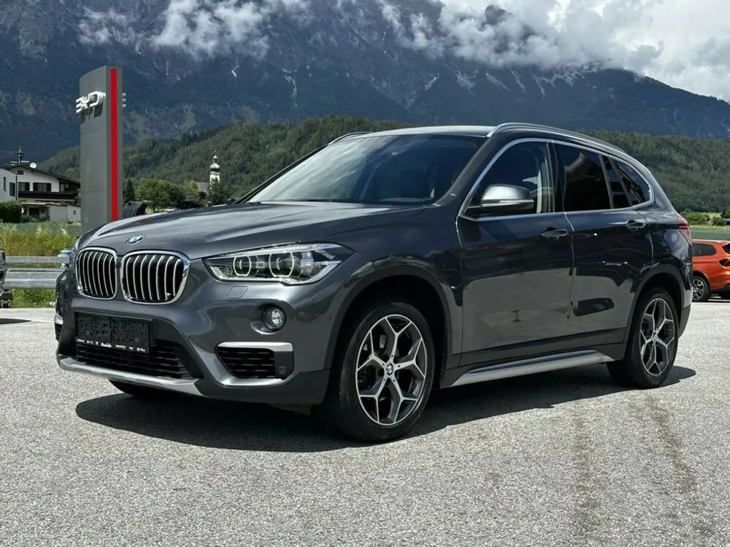 BMW X1 sDrive18i xLine Aut. Grau - 2