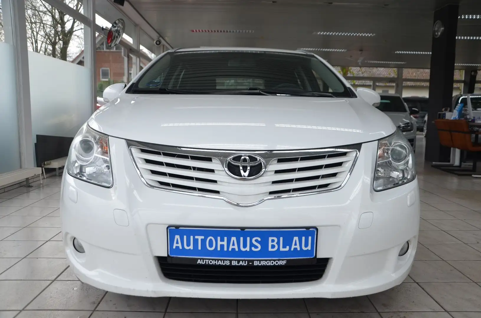 Toyota Avensis 1.6 Kombi *KLIMA*SITZHEIZUNG*AHK*1.HAND! Weiß - 2