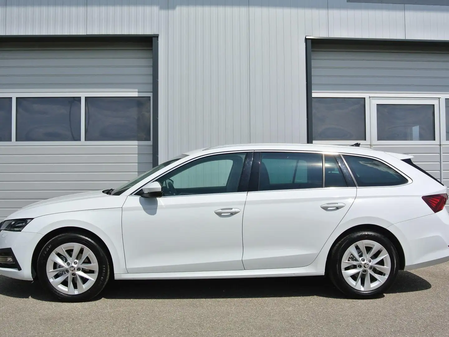 Skoda Octavia Kombi 2,0 TDI Premium * virt. CP // HUD // KAMERA Белый - 2