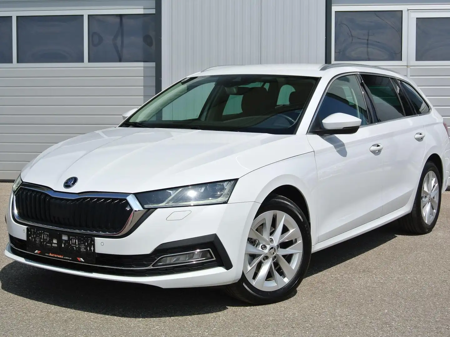 Skoda Octavia Kombi 2,0 TDI Premium * virt. CP // HUD // KAMERA Белый - 1