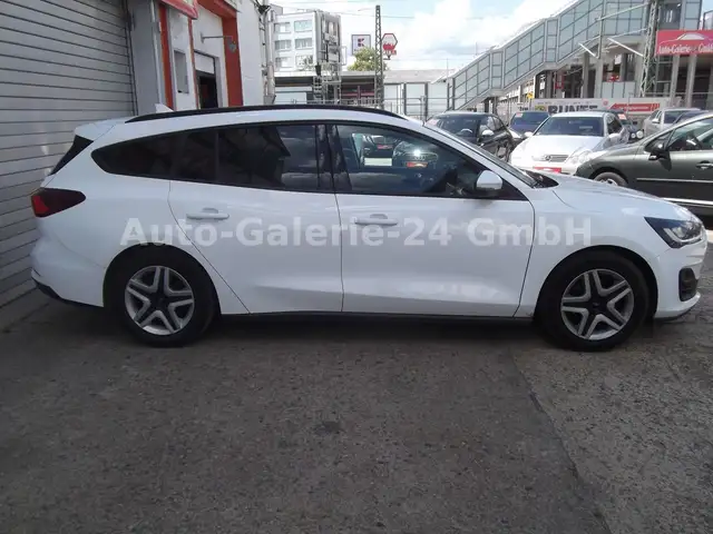 Ford Focus view 8