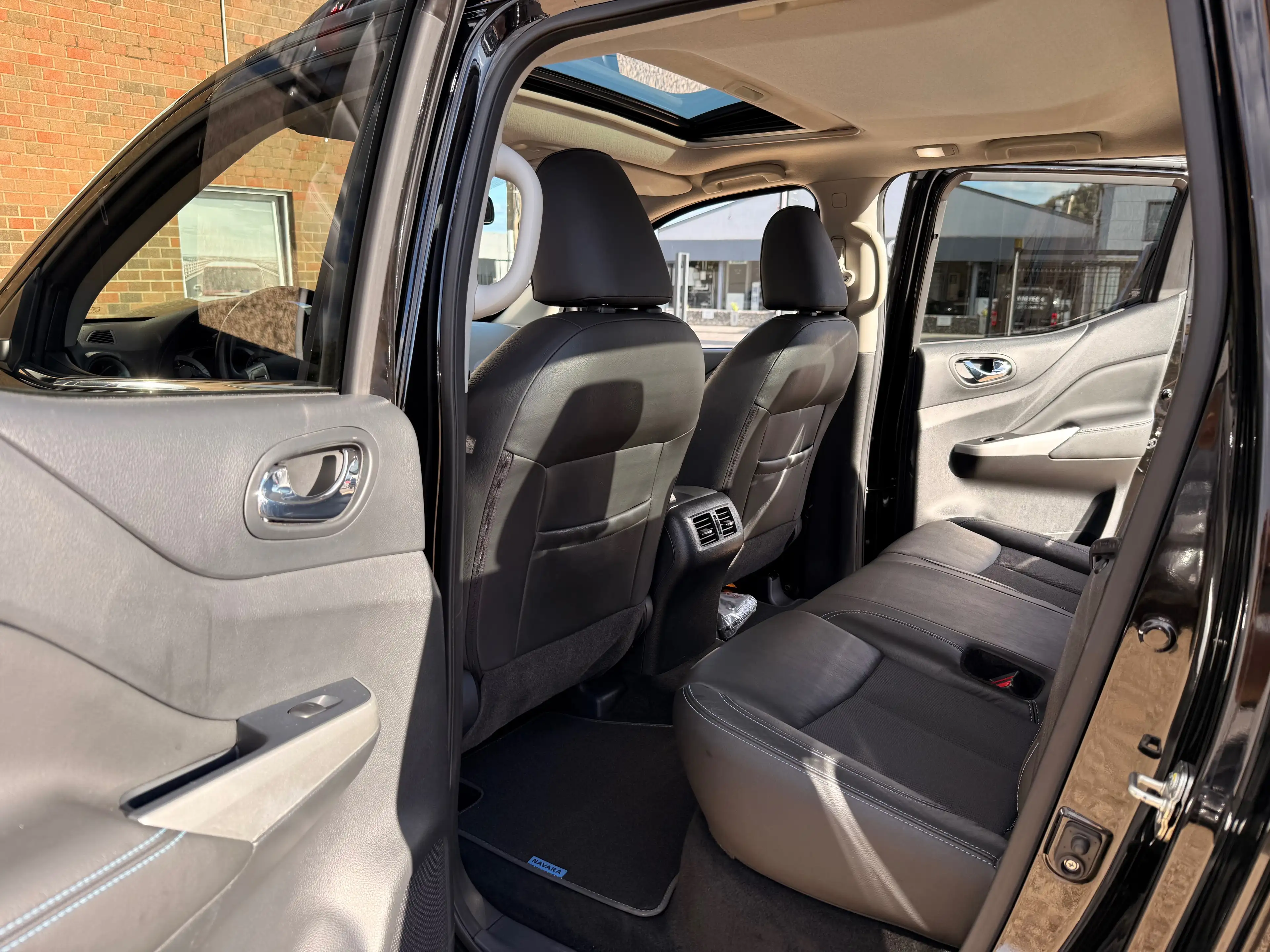 Nissan Navara 2.3dCi 4WD 190 New N-Guard 190CV *TVAC-BTW.INCL* CAM360 TOIT OUVRANT 1RE MAIN FULL CARNET FULL OPT — photo 11