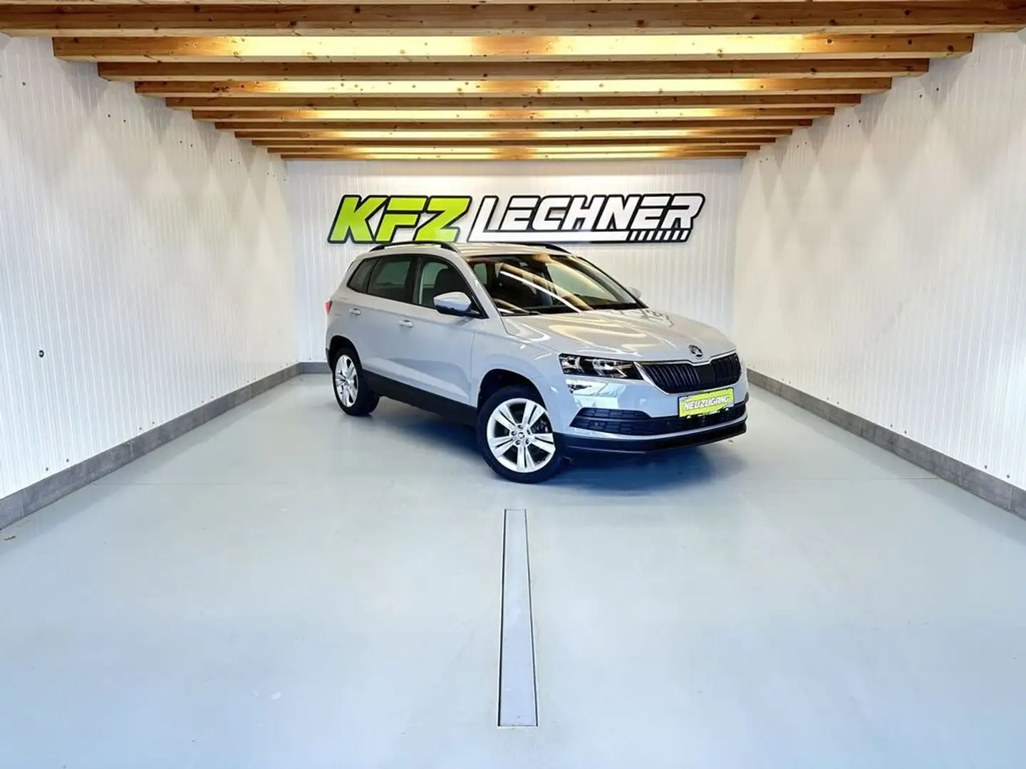 Skoda Karoq 1,0 TSI DSG ''SITZH*LEDER*CARPLAY*TEMP*PDC'' Grau - 1