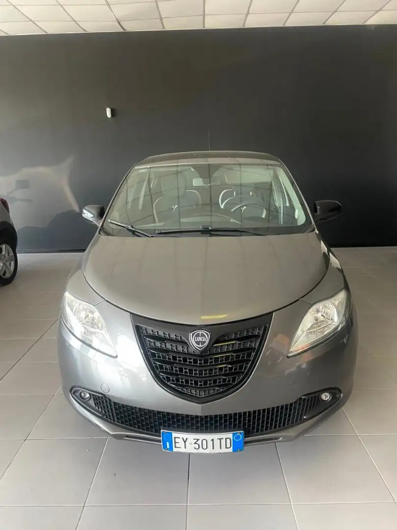 Lancia Ypsilon Ypsilon 0.9 TwinAir 85 CV 5 porte Metano Ecochic Grigio - 1