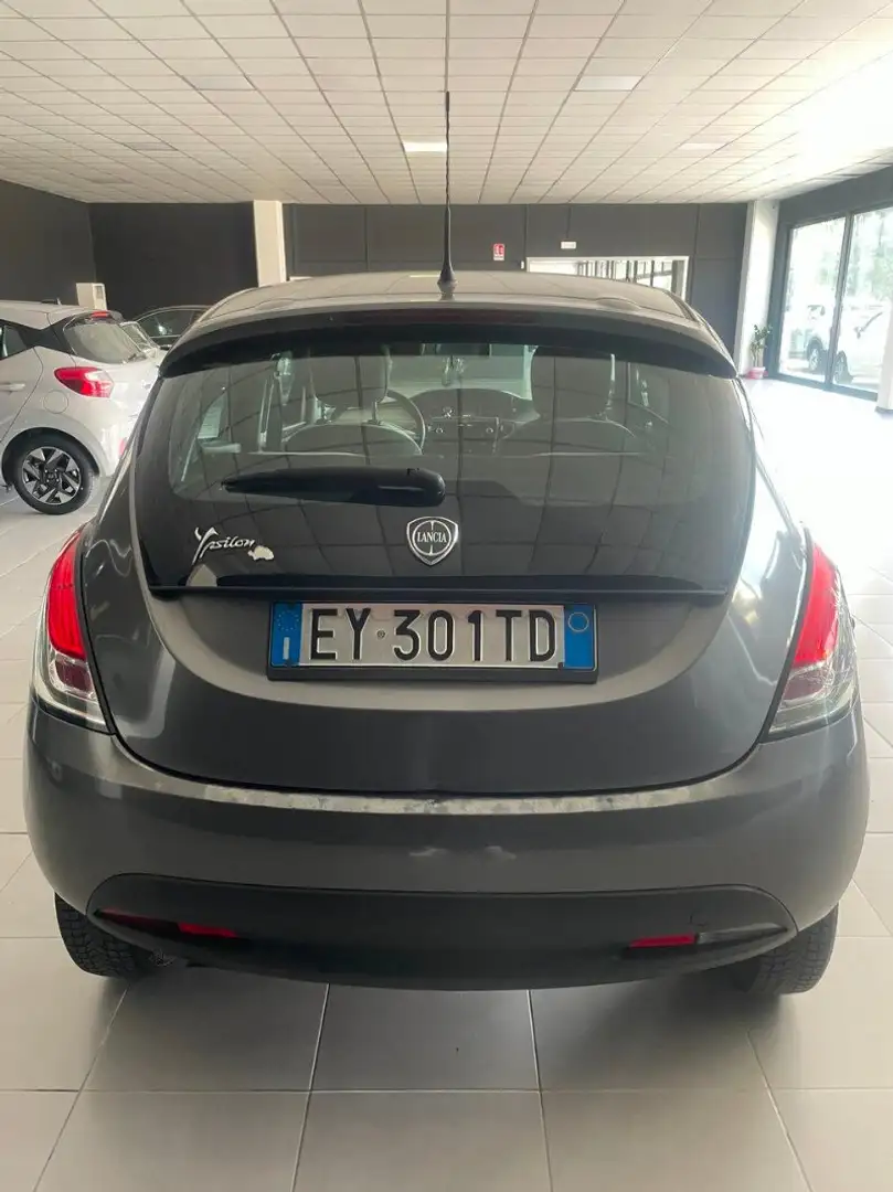 Lancia Ypsilon Ypsilon 0.9 TwinAir 85 CV 5 porte Metano Ecochic Grigio - 2