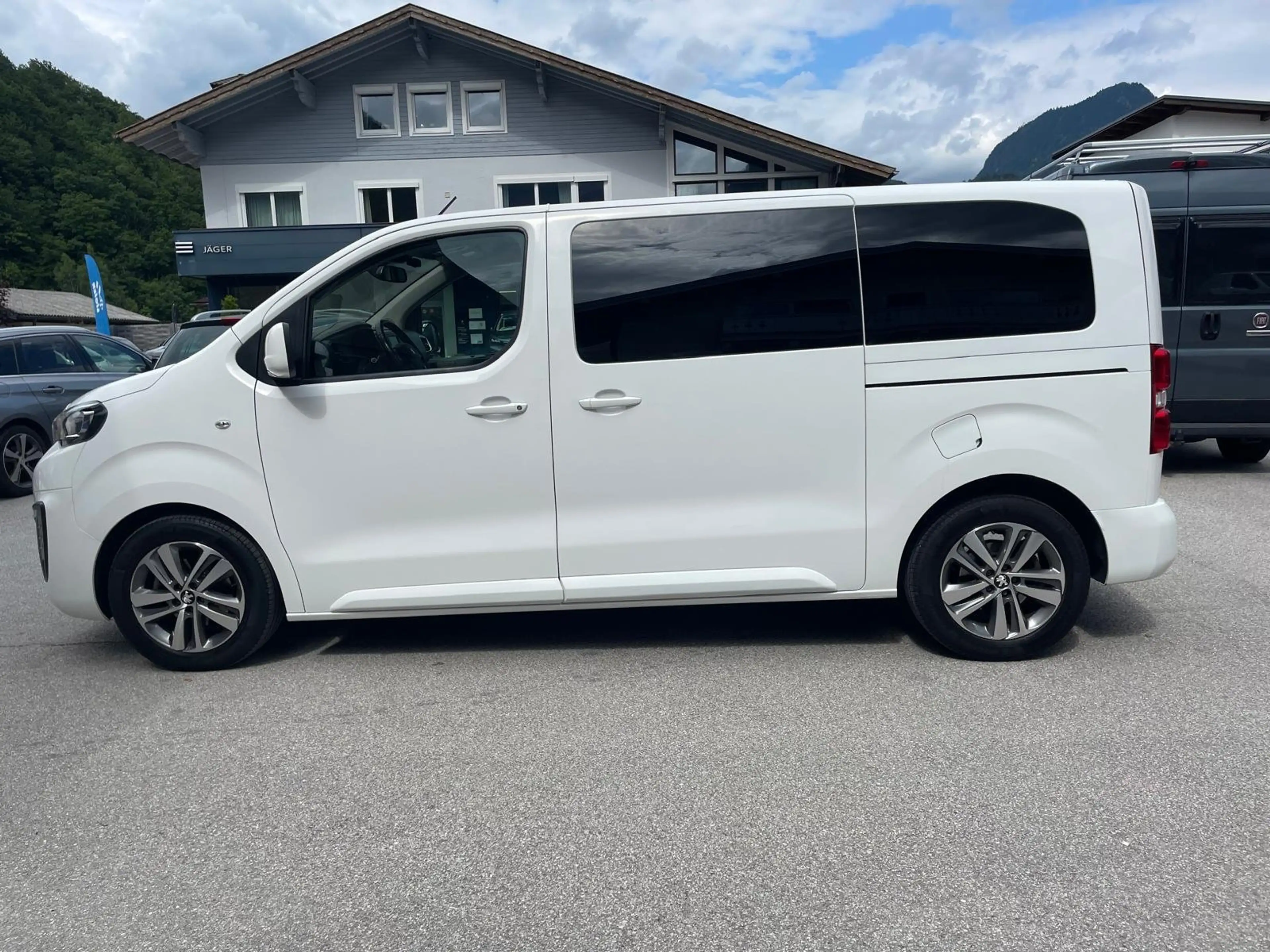 Peugeot Traveller Active L2 BlueHDI 120 S — photo 3