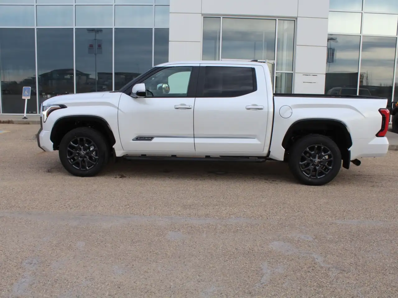 Toyota Tundra снимка Toyota Tundra