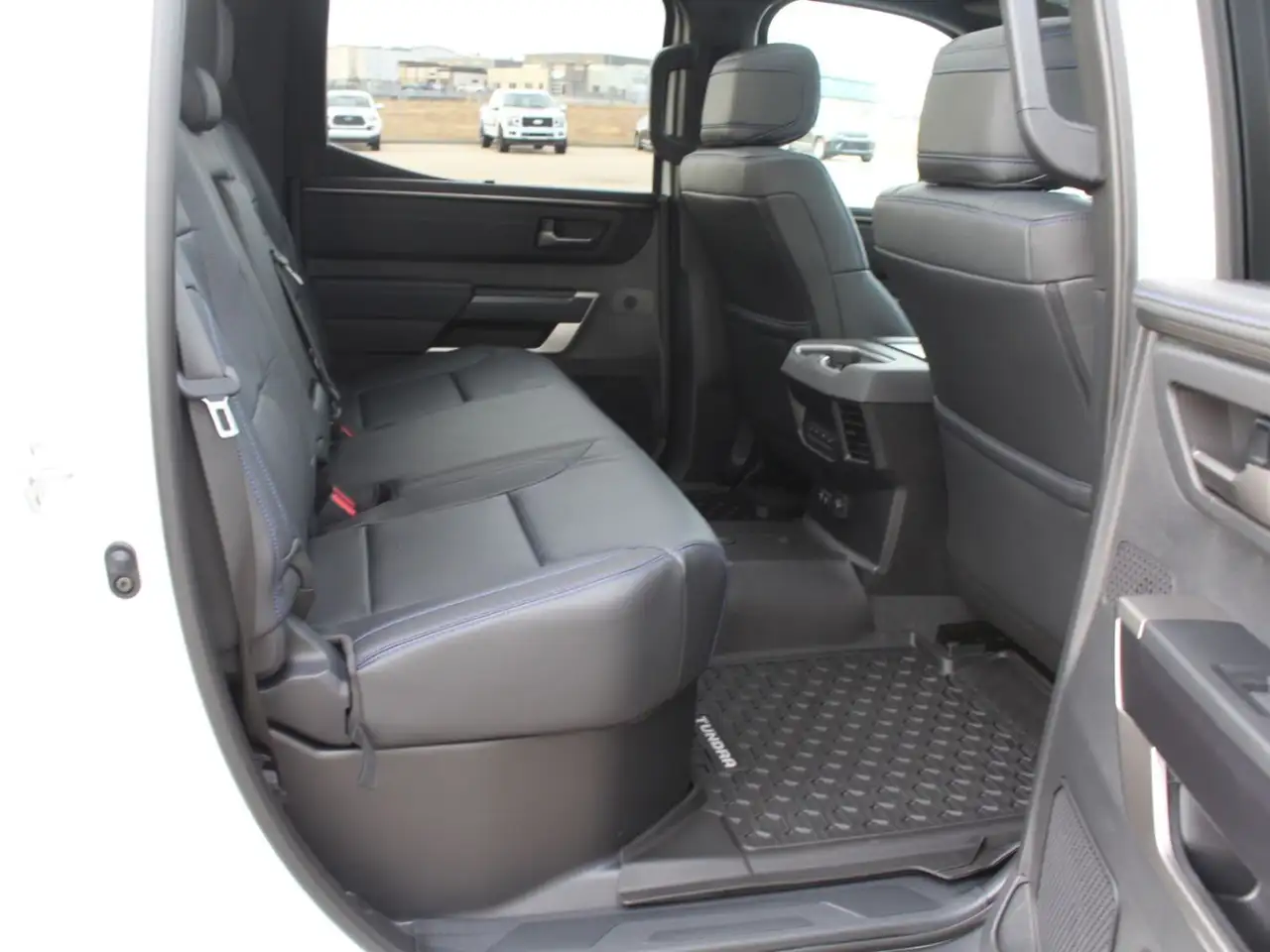 Toyota Tundra снимка Toyota Tundra