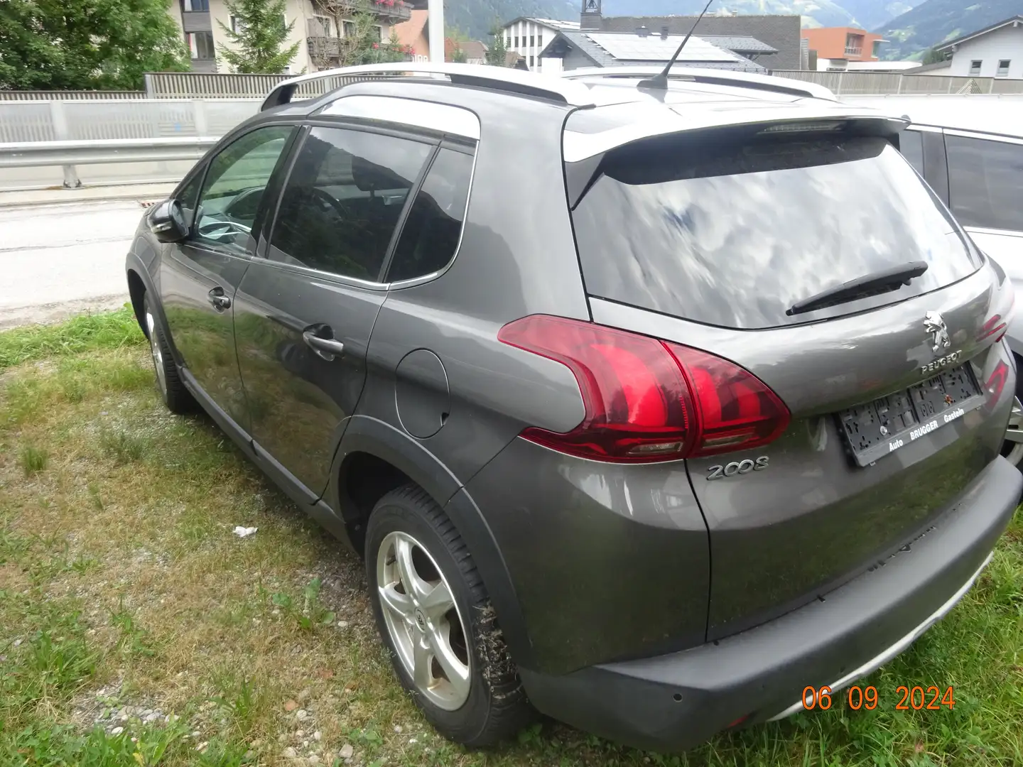 Peugeot 2008 Benzin Allore 1,2L, wenig Kilometer Grau - 2