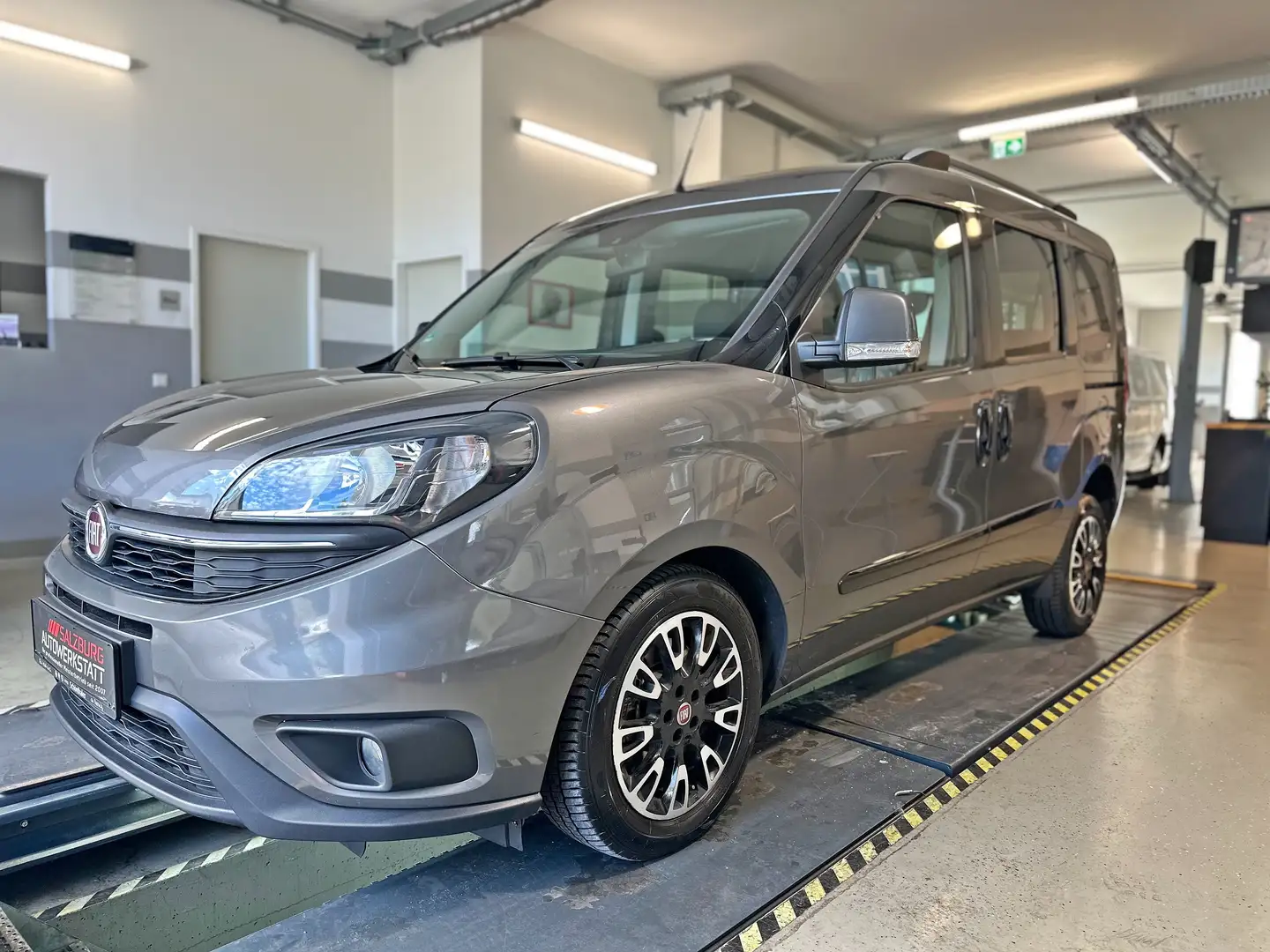 Fiat Doblo 1,6 MultiJet 120 Lounge | NEUWERTIG | 8-fach ber. Grau - 2