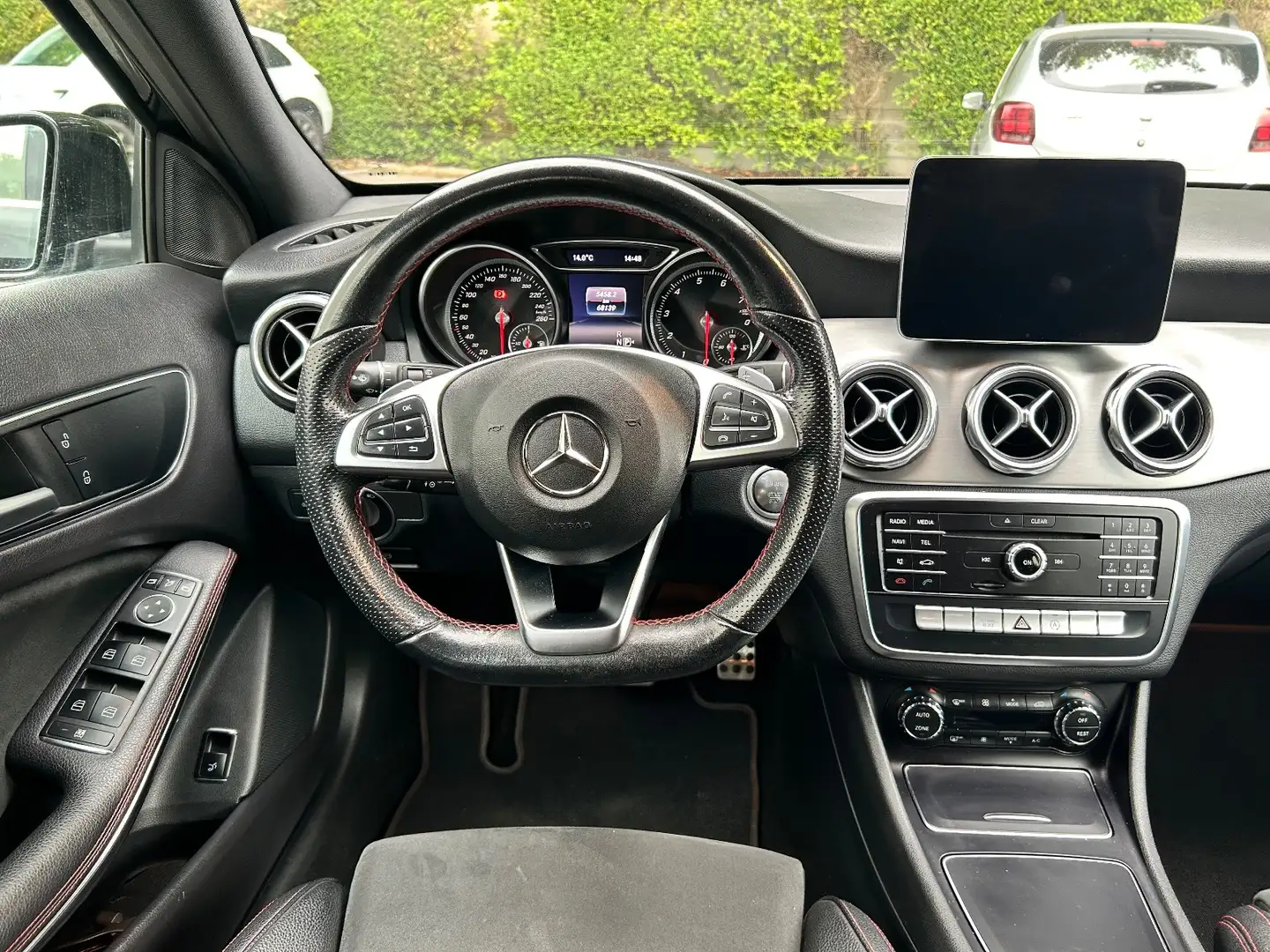 Mercedes-Benz GLA 180 GLA 180 7-G DCT Fascination Noir - 2