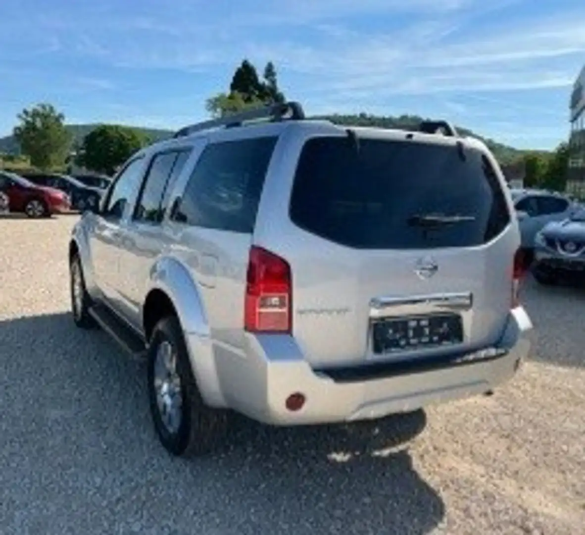 Nissan Pathfinder 2.5dCi LE 4 WD Aut. / Vollausstattung Plateado - 2