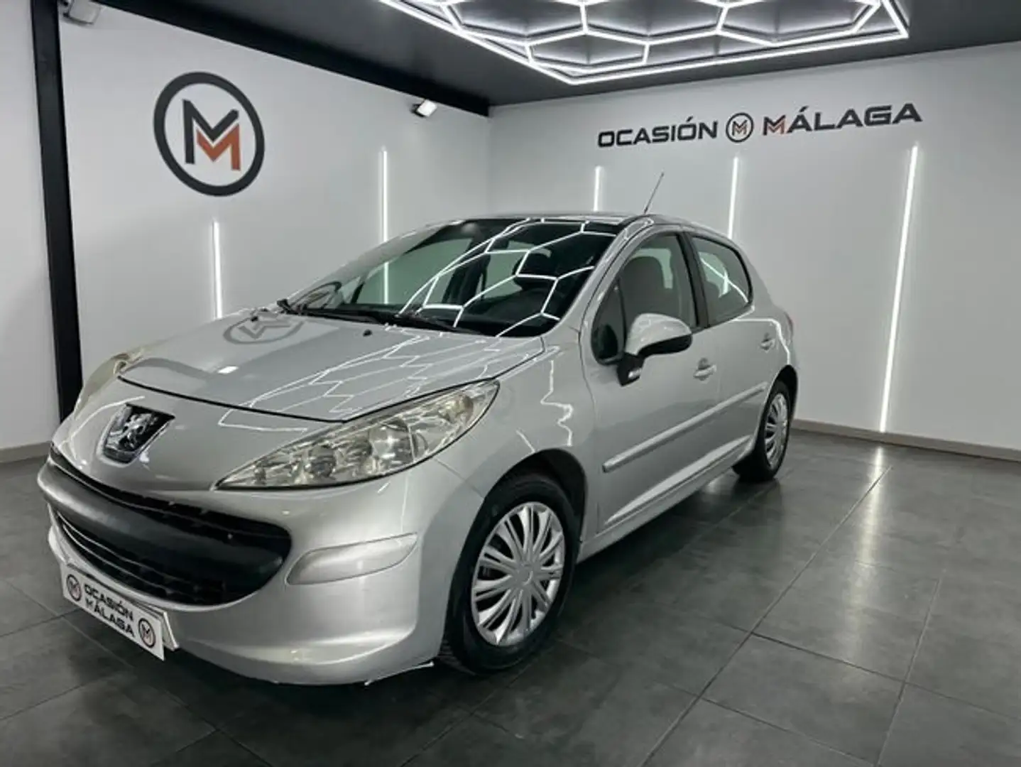 Peugeot 207 1.4HDI Confort Plateado - 1