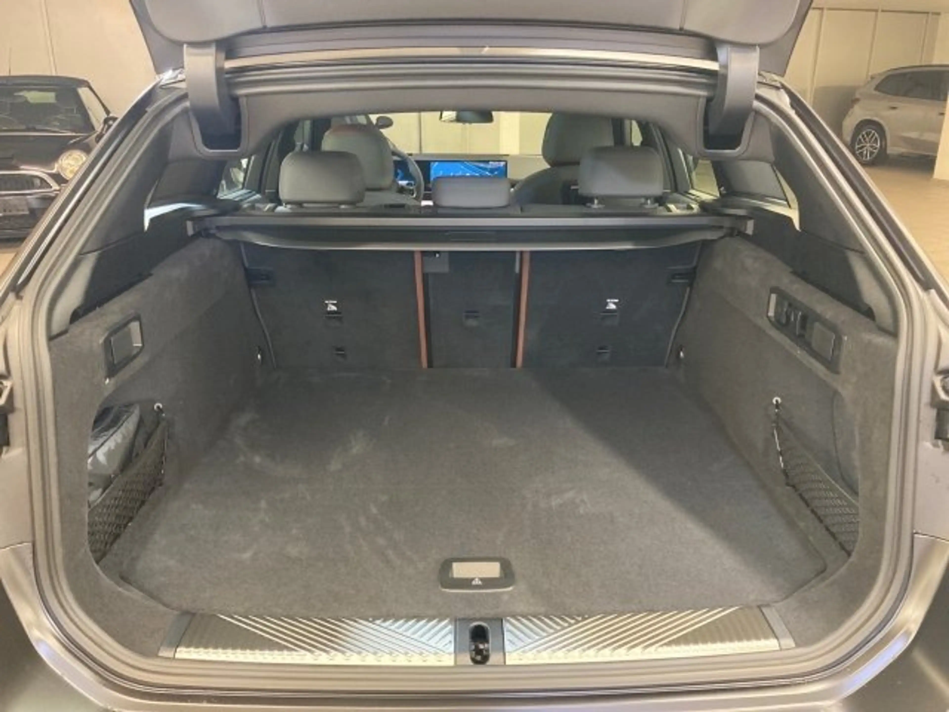 BMW 550 e xDrive Touring — photo 14