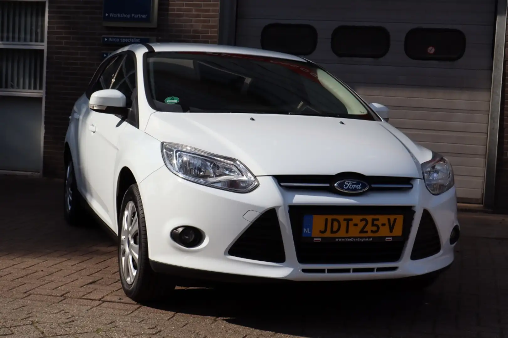 Ford Focus Wagon 1.0 EcoB. Turnier Blanc - 1