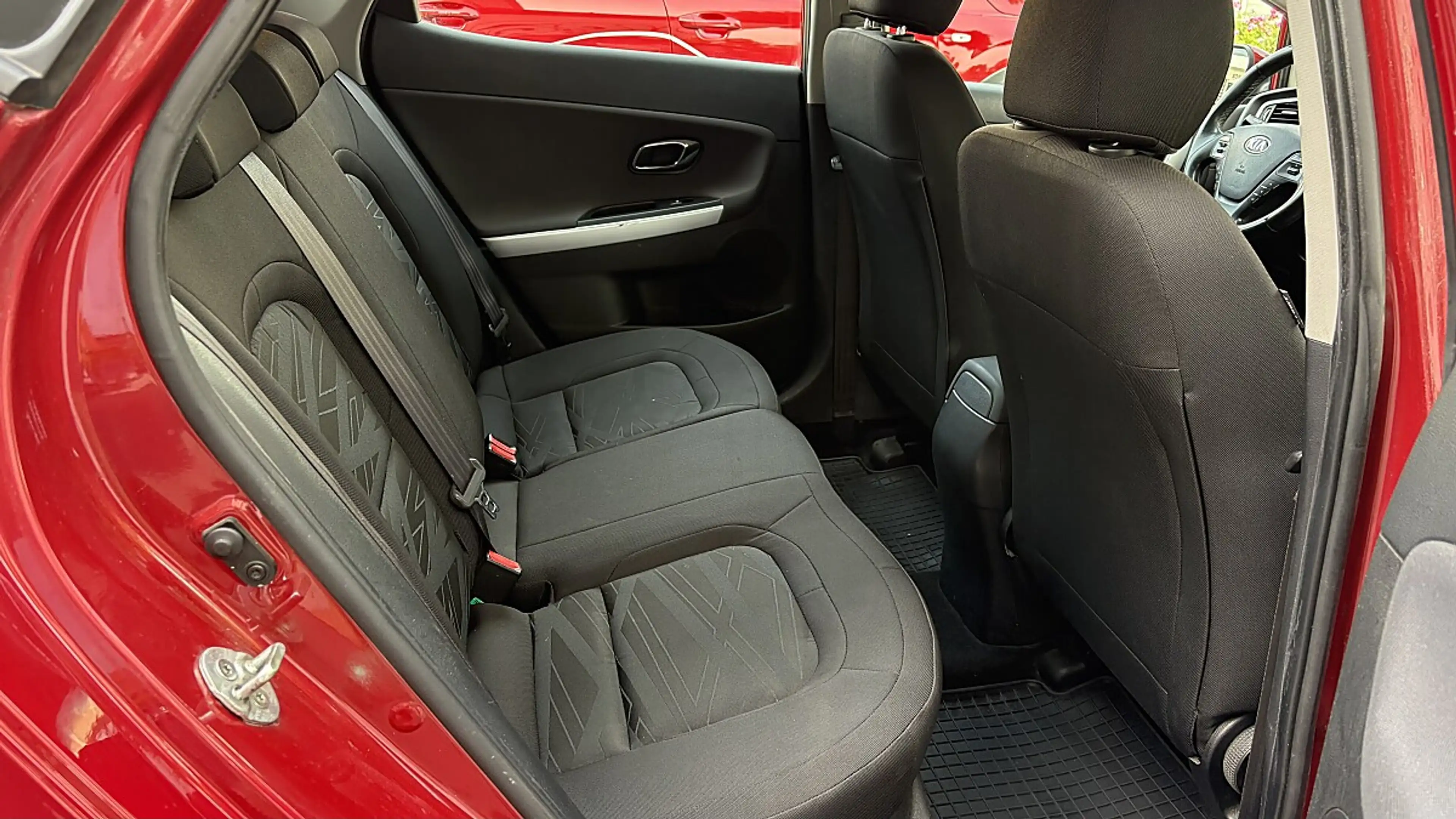 Kia Ceed / cee'd cee'd 1,4 CRDi Silber — photo 6