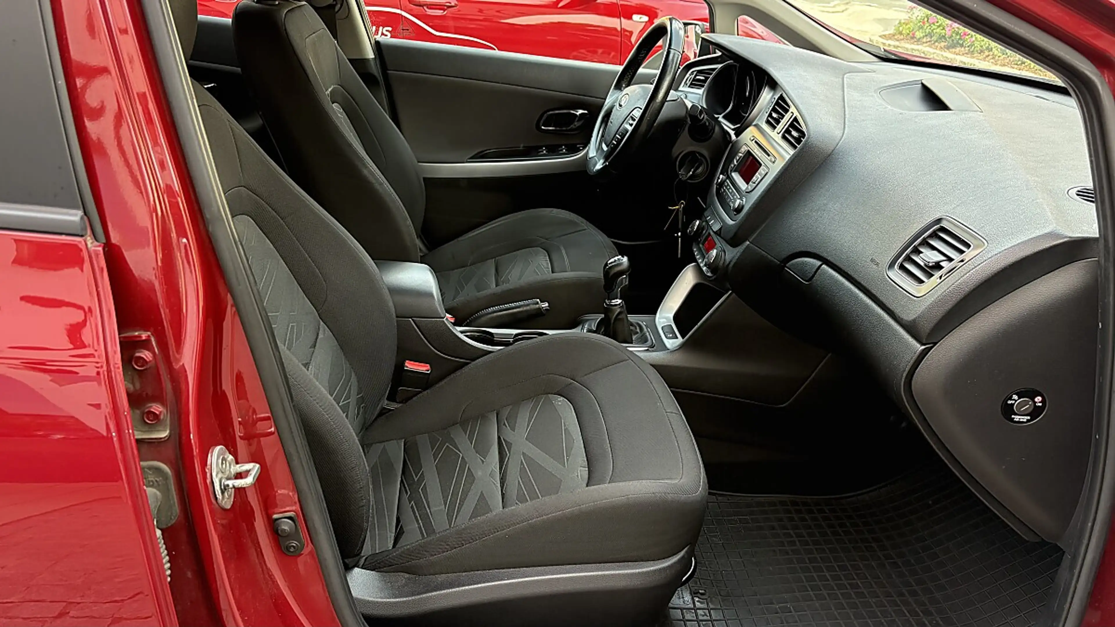 Kia Ceed / cee'd cee'd 1,4 CRDi Silber — photo 7