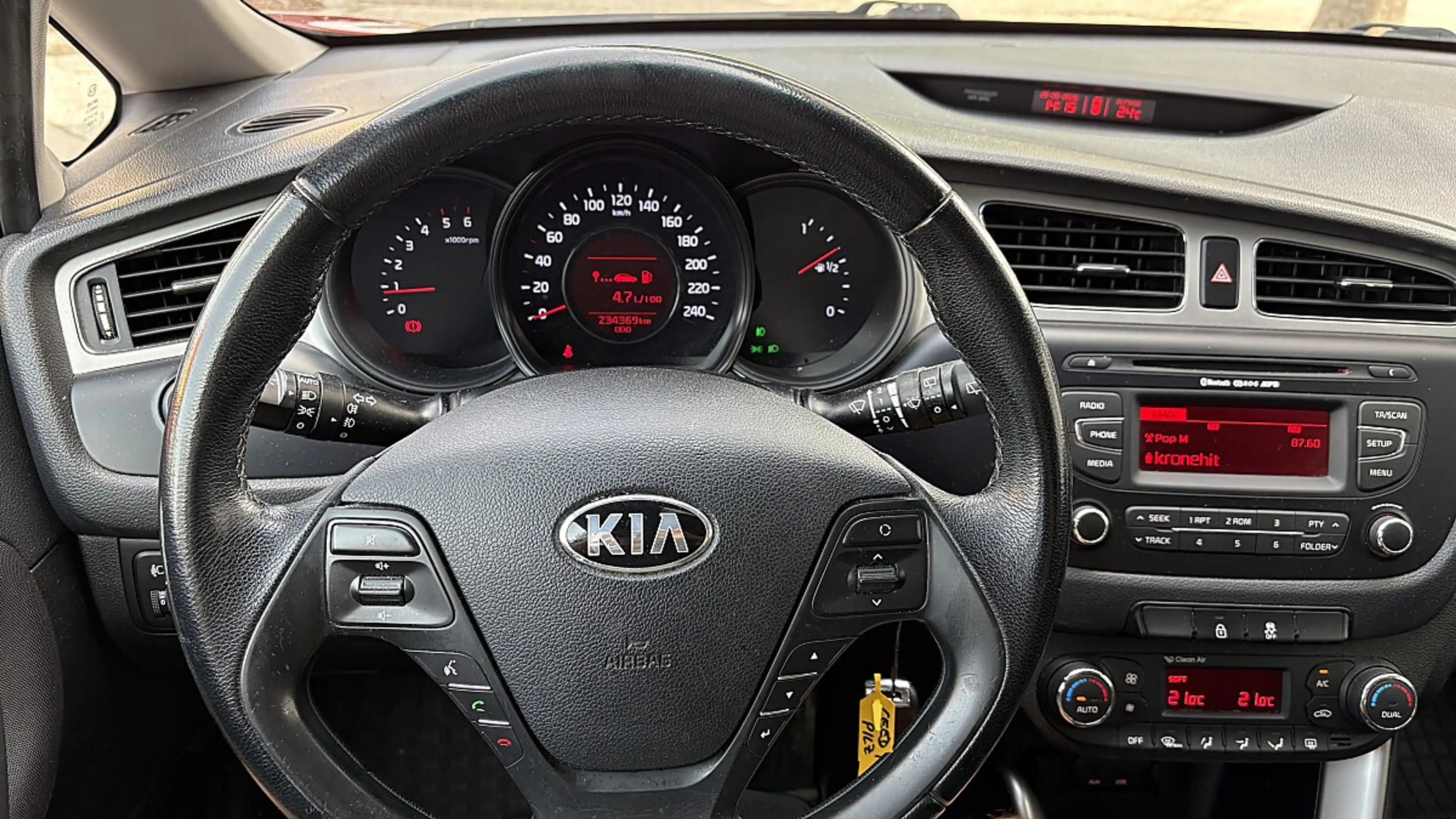 Kia Ceed / cee'd cee'd 1,4 CRDi Silber — photo 5