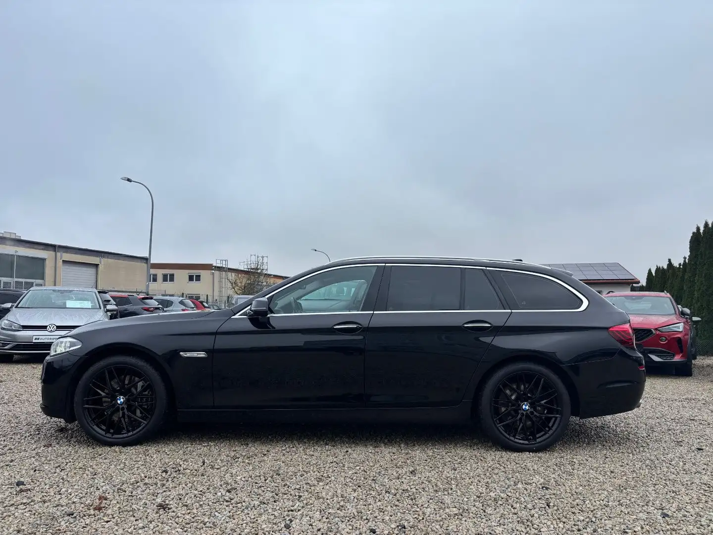 BMW 530 d Touring xDrive Luxury +VOLLAUSSTATTUNG+ Zwart - 2