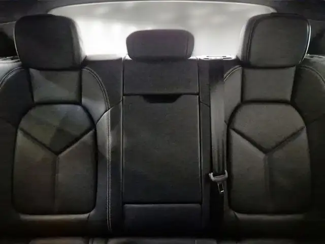 Porsche Macan view 11