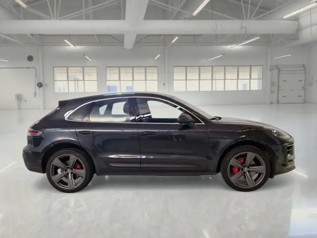 Porsche Macan view 3