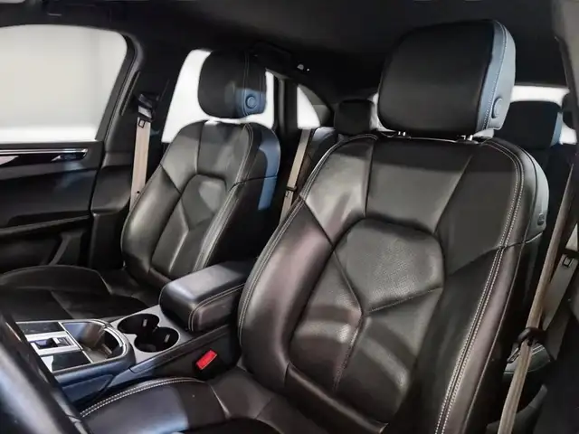 Porsche Macan view 9