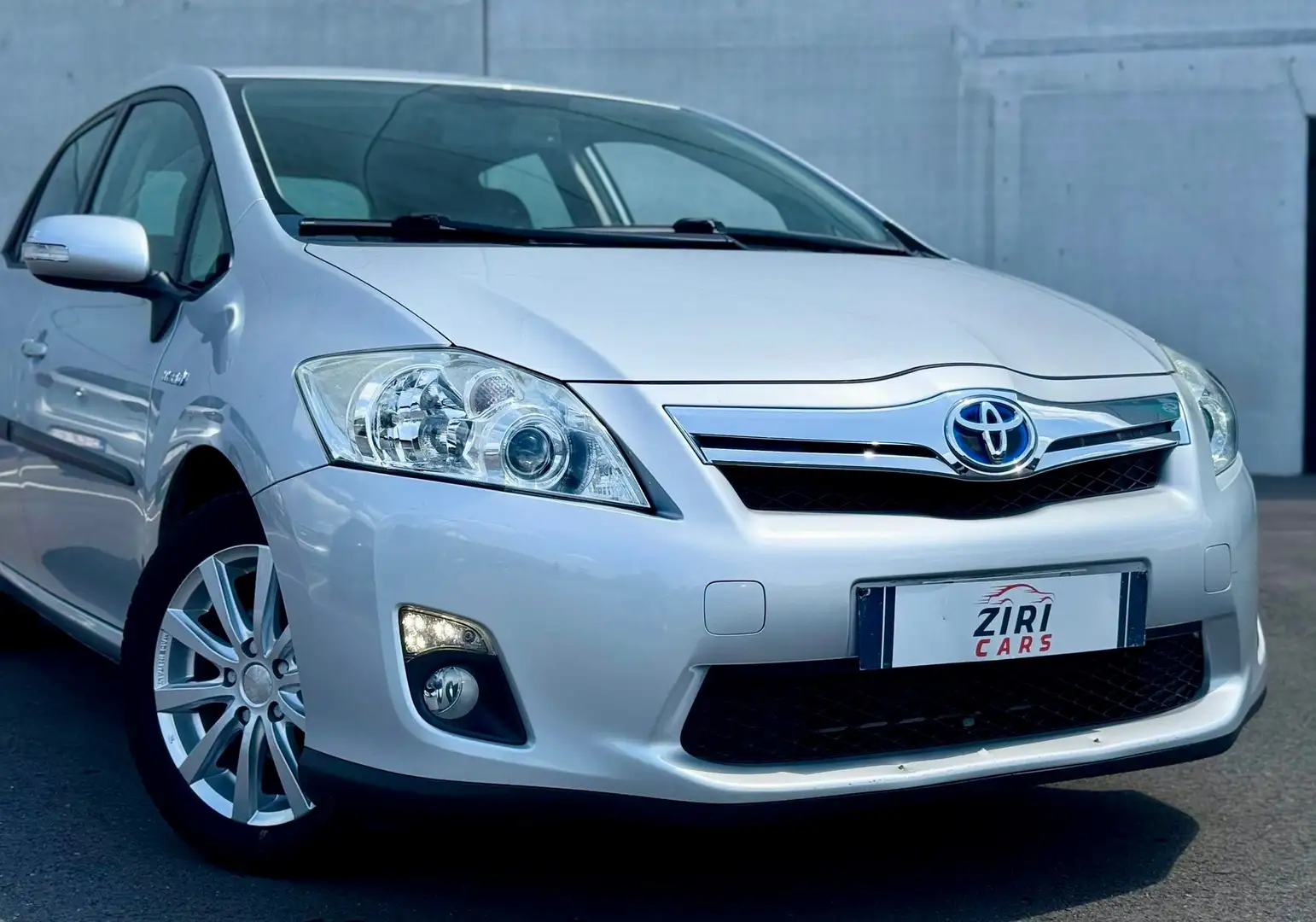 Toyota Auris HEV 1.8i HSD Sol CVT-Hybride-1st eig.-full service Argent - 1