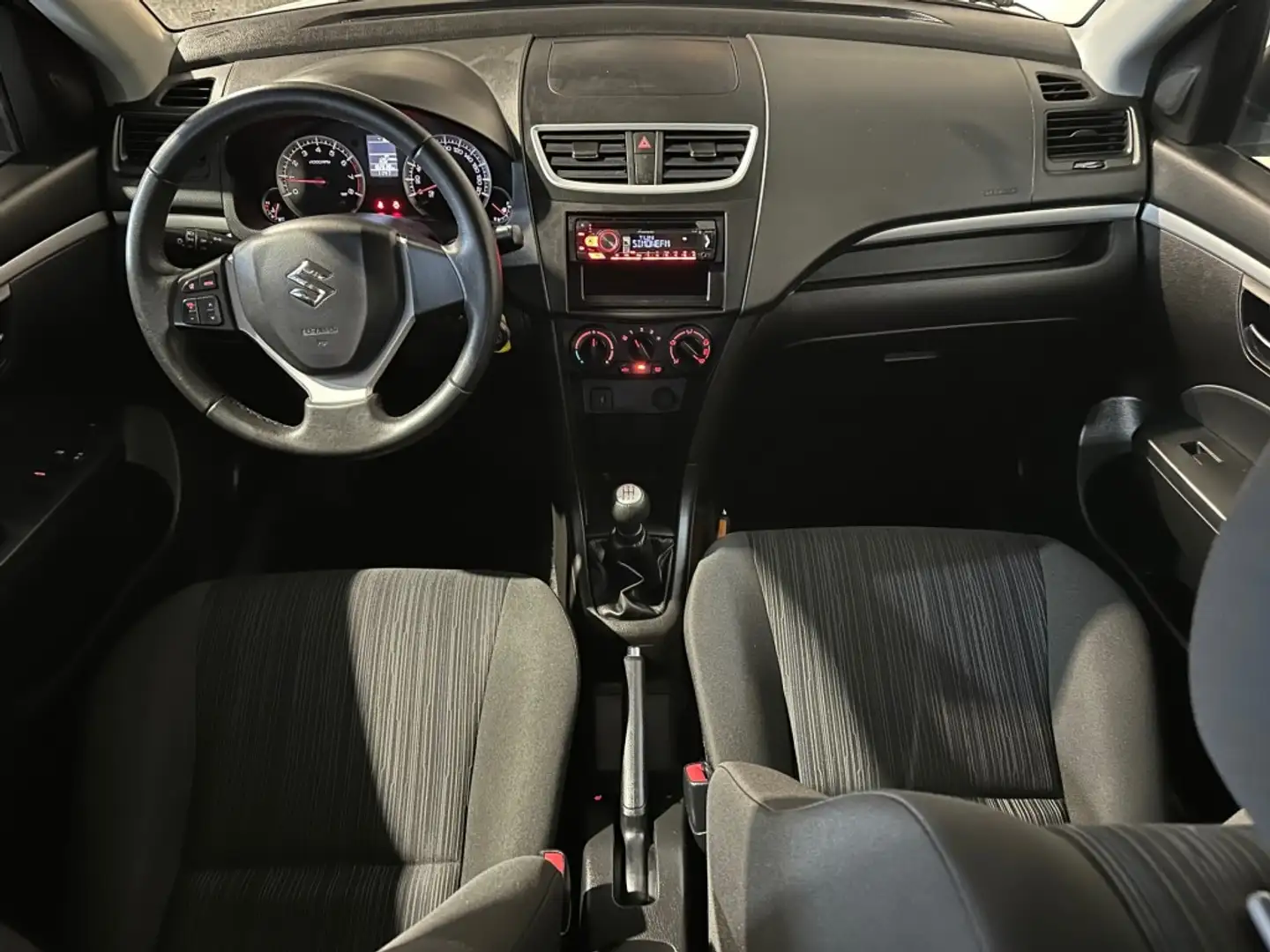 Suzuki Swift 1.2 COMFORT EASSS l NAP l AIRCO l TREKHAAK l 5DRS Gris - 2