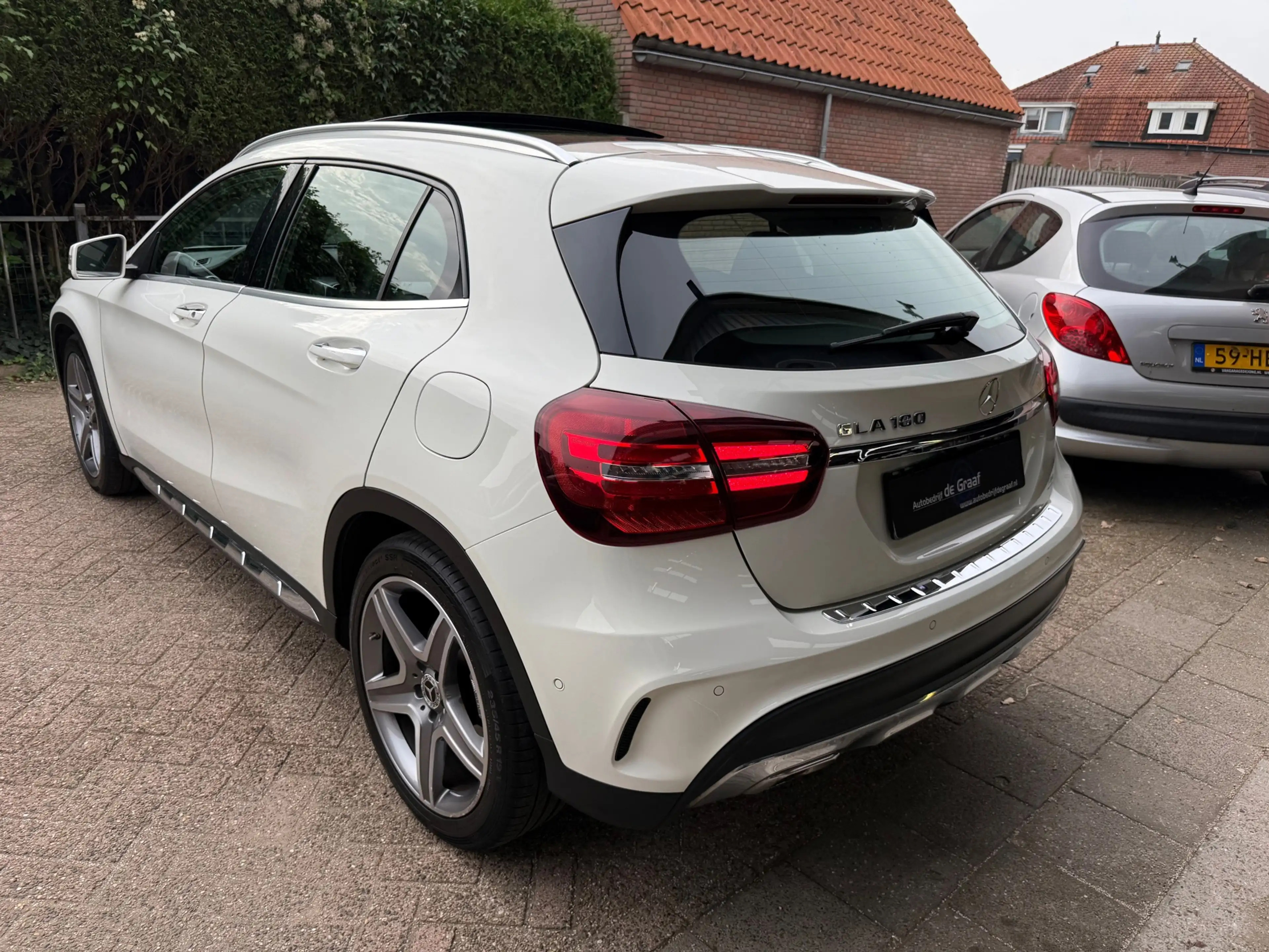 Mercedes-Benz GLA 180 AMG|PANO/H&K/ELEC-STOEL/NAVI/CRUISE/CAMERA/VOL! — photo 13