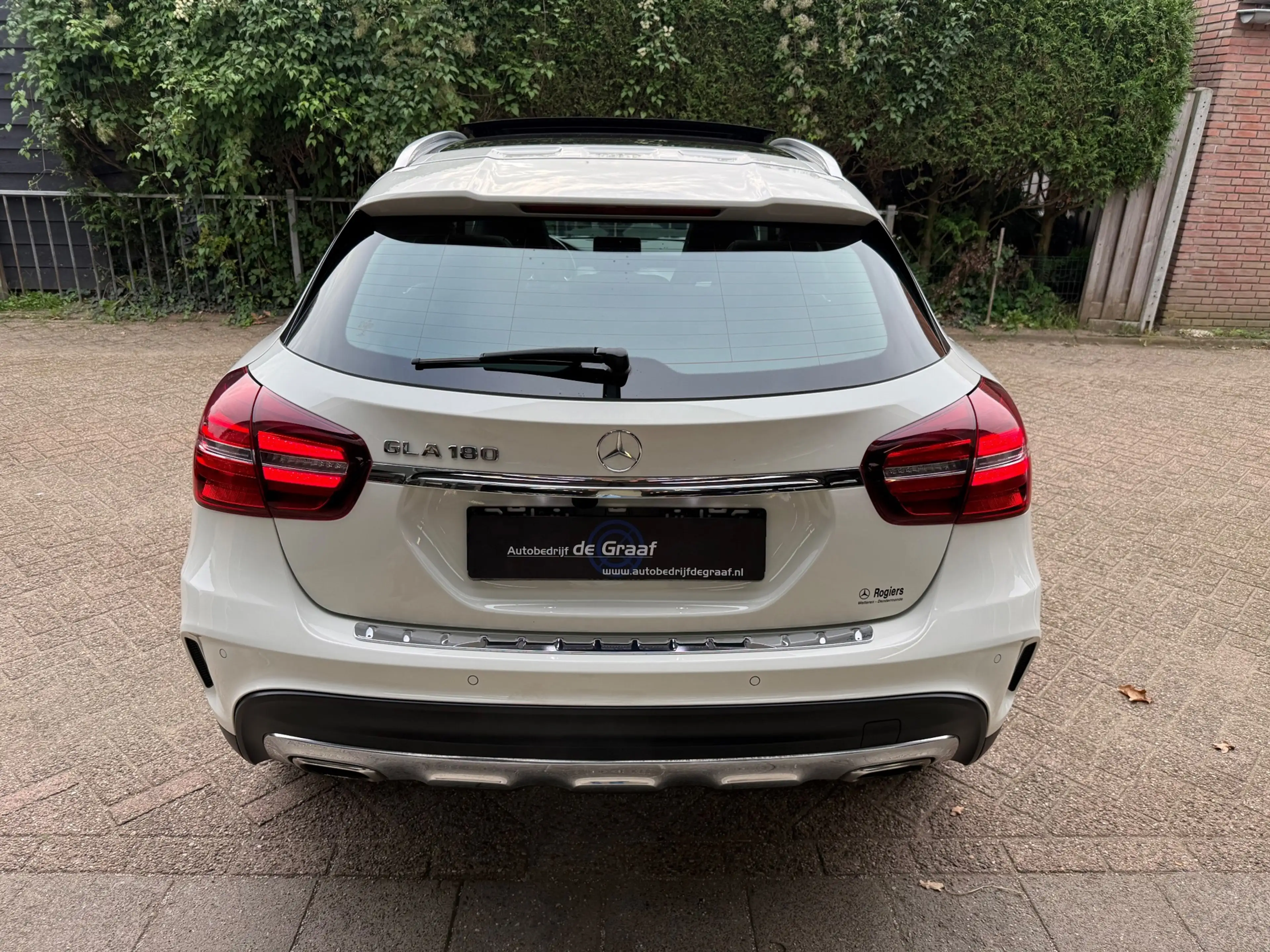 Mercedes-Benz GLA 180 AMG|PANO/H&K/ELEC-STOEL/NAVI/CRUISE/CAMERA/VOL! — photo 14